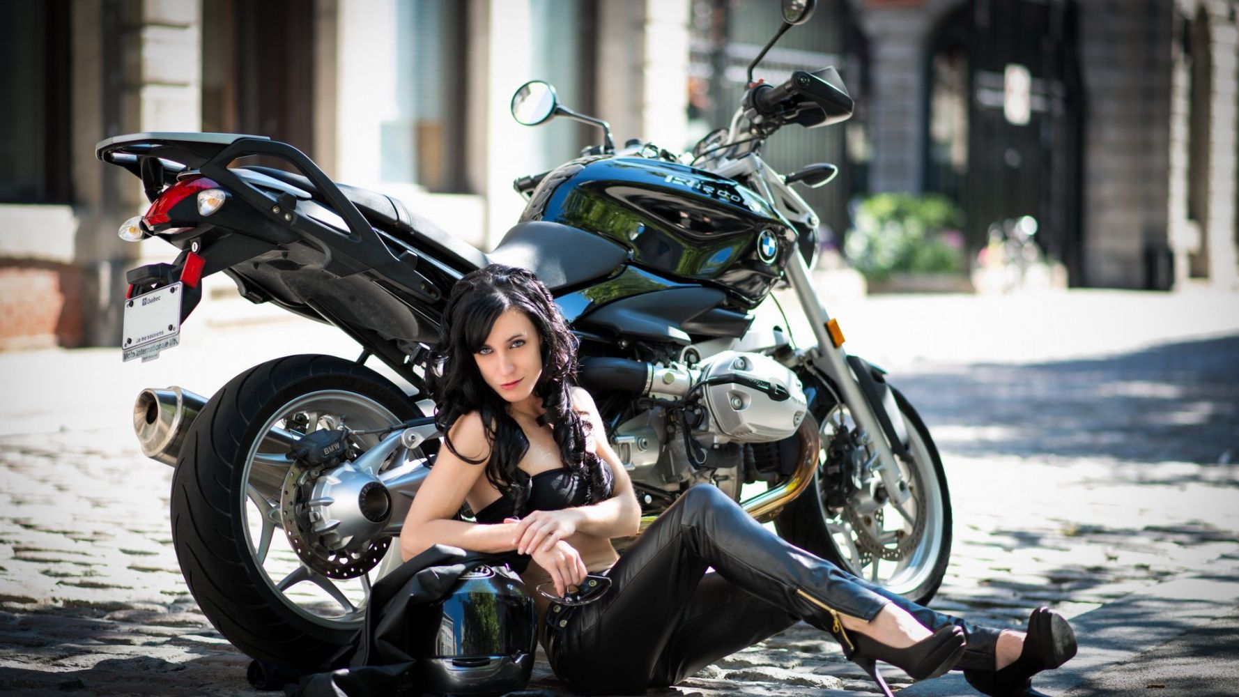 Fresh photos, fresh mood — European women on bikes online in Tallinn