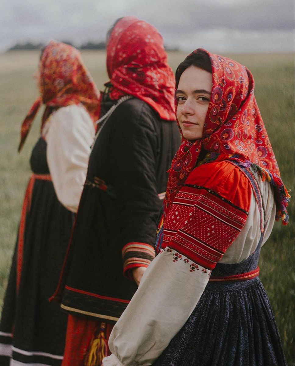 Women in Slavic costumes’s look of the day — catch her live in Tallinn