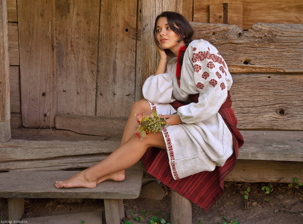 Fresh photos, fresh mood — Women in Slavic costumes online in Tallinn